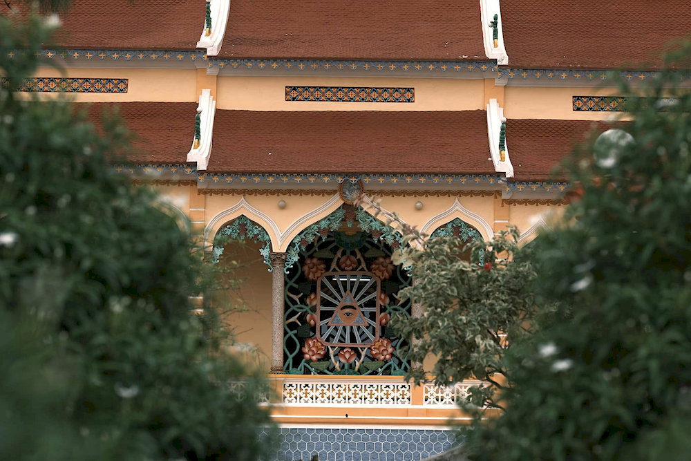 Họa tiết tinh tế trên từng ô cửa